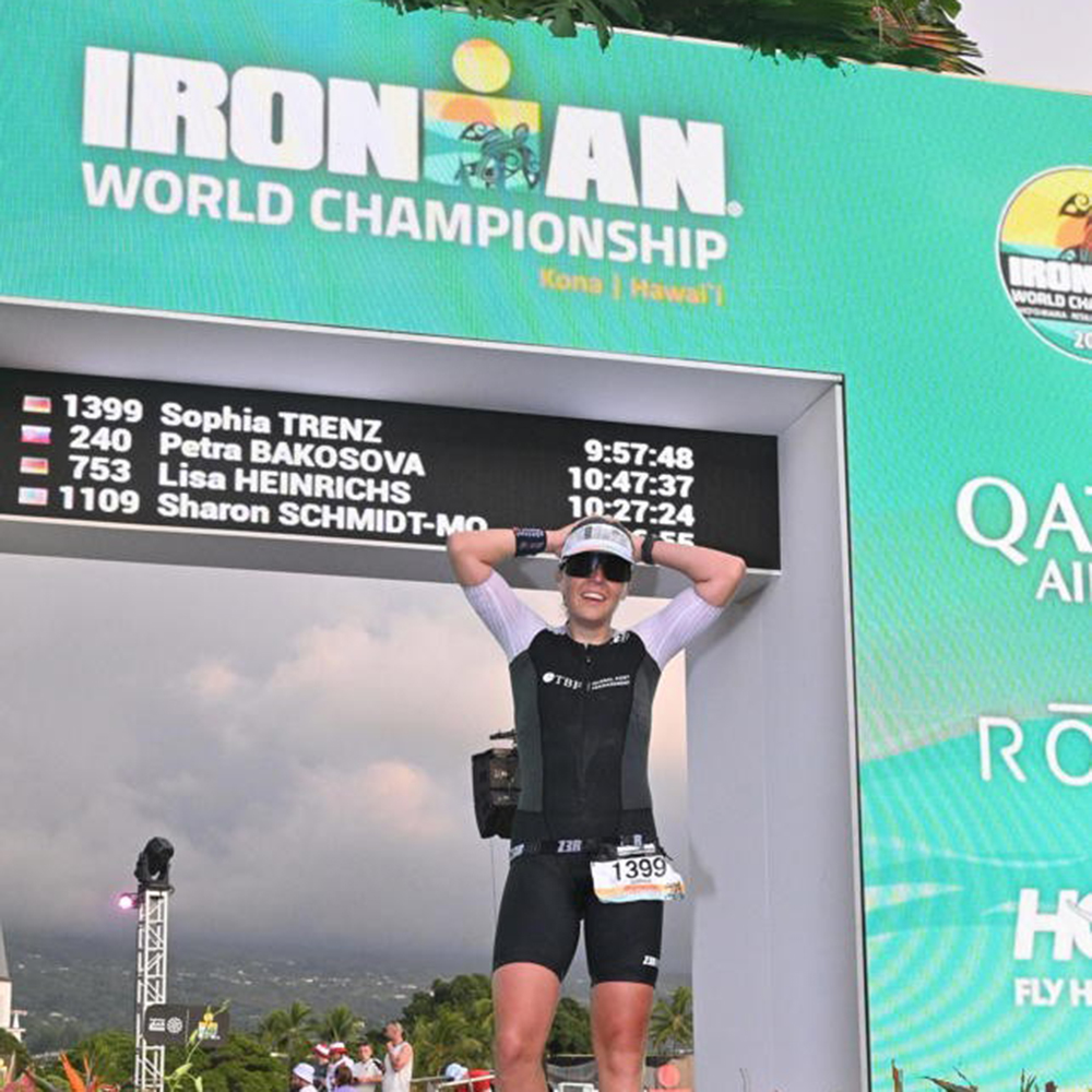 Das Bild zeigt Sophia Trenz im Ziel des Ironman Hawaii 2025.