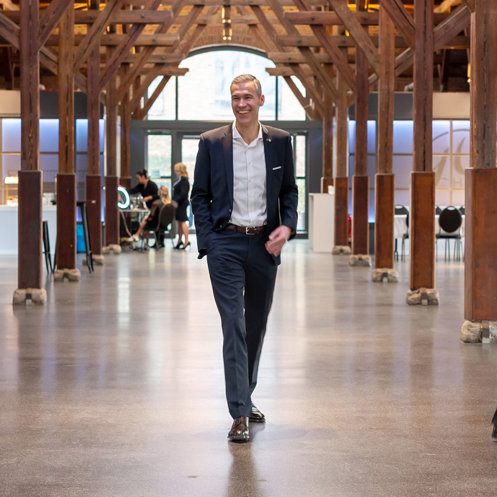 Das Bild zeigt TBF Vertriebsdirektor Sven Wiede auf einen zu laufend in der Eventlocation Güterbahnhof in Bad Homburg