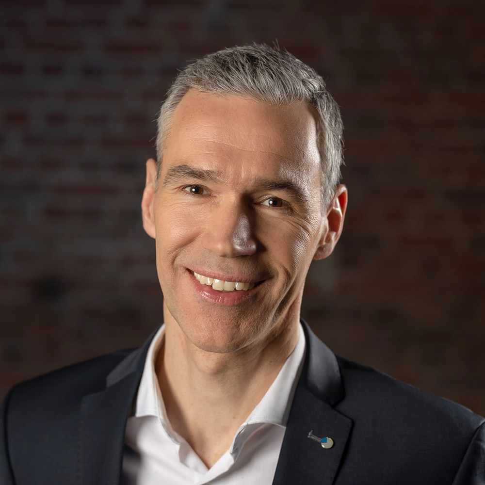 Das Bild zeigt TBF Vertriebsdirektor Sven Wiede lächelnd als Portraitaufnahme
