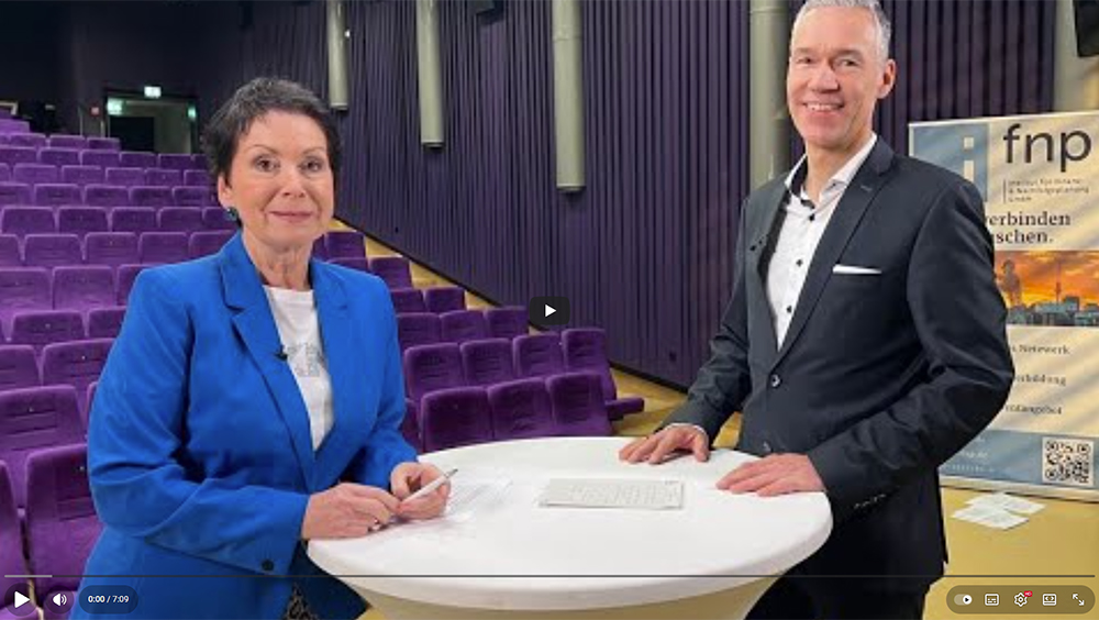 Das Bild zeigt Beate Hoffbauer und Sven Wiede bei ihrem Interview