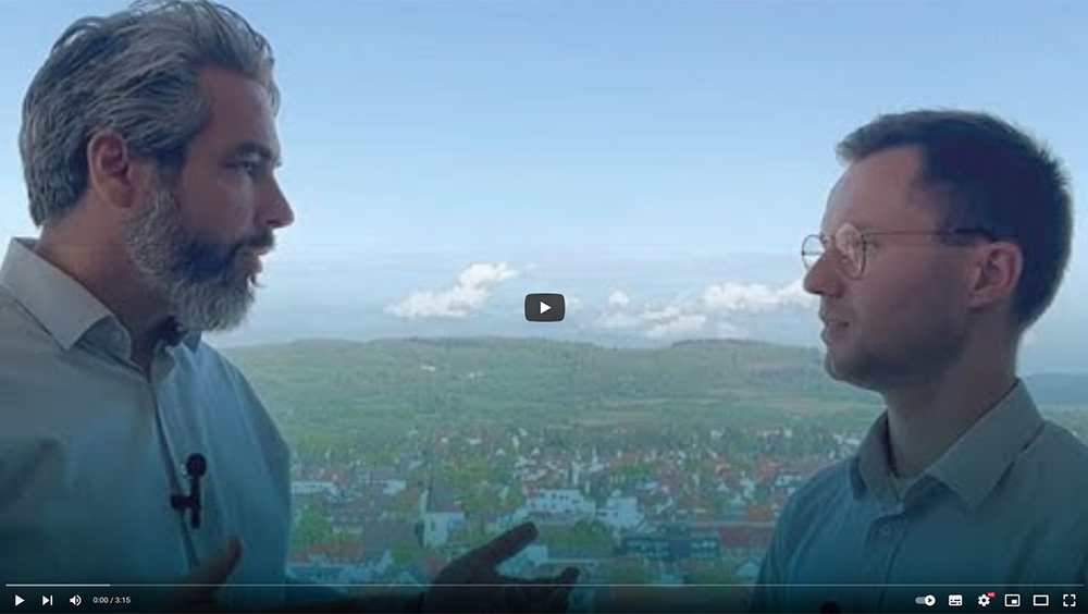 TBF Let's talk about finance. Das Bild zeigt Patrick Vogel und Maximilian Dreide im Gespräch.