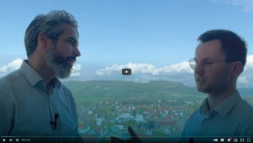 TBF Let's talk about finance. Das Bild zeigt Patrick Vogel und Maximilian Dreide im Gespräch.