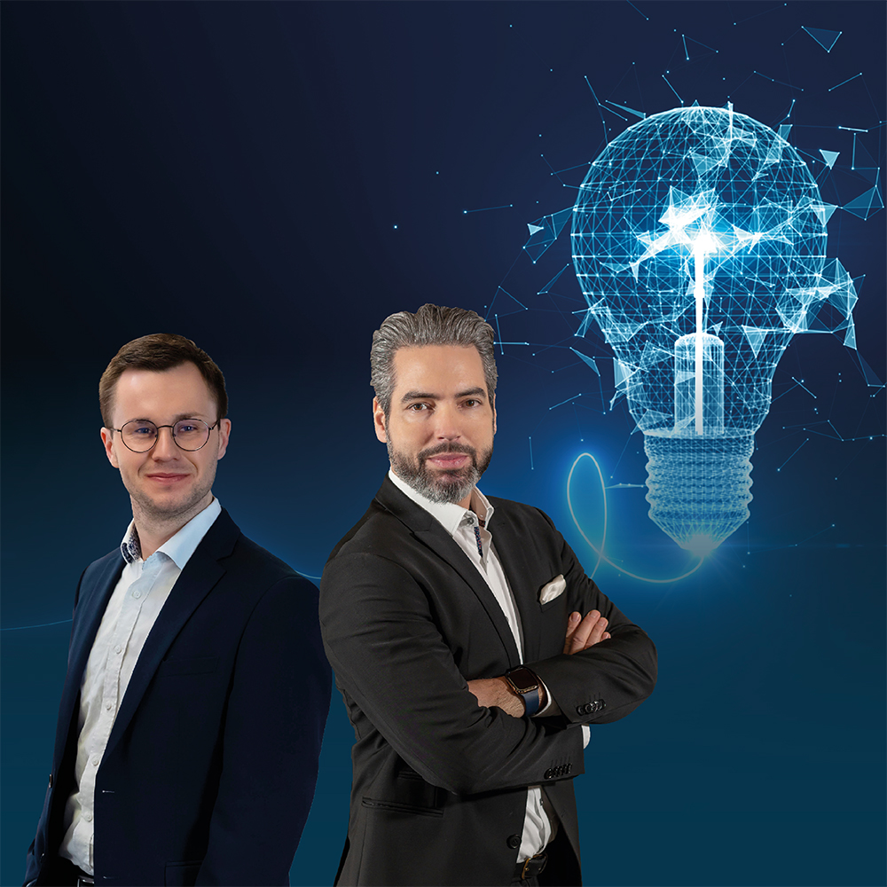 Das Bild zeigt links Maximilian Dreide und rechts Patrick Vogel. Im Hintergrund ist eine Glühbirne im Polygon-Stil - weiß und diverse Blautöne.